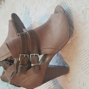 Liz Claiborne Genesis open toe 9.5